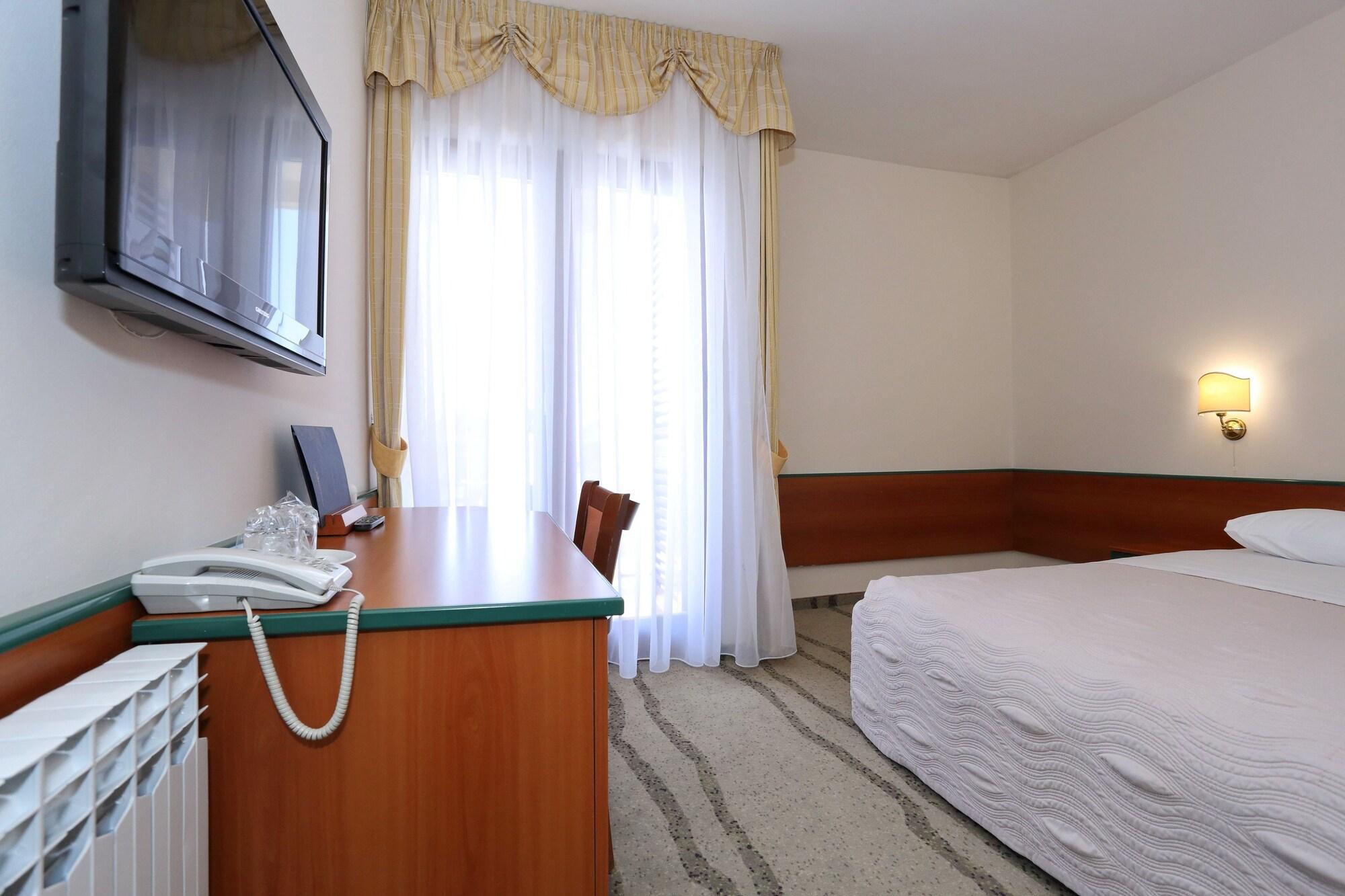 Hotel Mediteran Zadar Extérieur photo